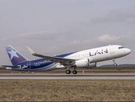 LAN Airlines fête ses 85 ans avec un défilé de mode vintage dans le ciel